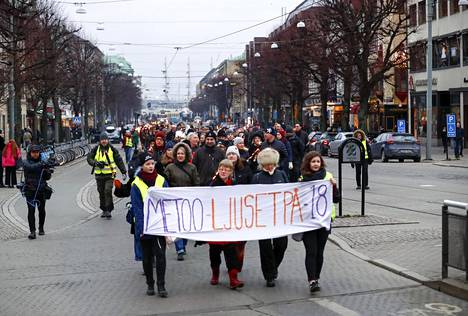 Göteborgilaiset marssivat seksuaalista häirintää vastaan tammikuussa.