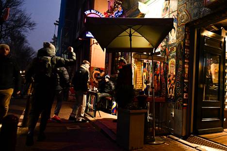 Kannabiskahvila eli coffee shop Punaisten lyhtyjen alueella veti puoleensa kävijöitä Amsterdamissa 10. joulukuuta 2022.