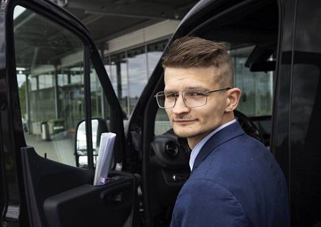 Maxim Vealmeolenko on aloittanut työt minibussin kuljettajana kuukausi sitten. Torstaina Pietarista ei ole tullut mukaan yhtäkään asiakasta.