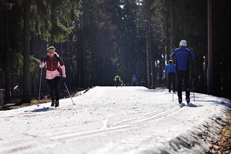 Tuusulalainen Anita Cardona (vas.) hiihti Helsingin Paloheinässä ennen töiden alkua ja nautti auringonpaisteesta lukuisten muiden hiihtäjien tavoin. 