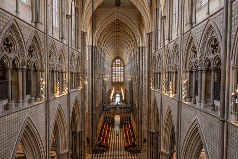 Kruunajaisseremonia suoritetaan kuninkaallisessa kirkossa Westminster Abbeyssa. Seremonia on osa jumalanpalvelusta, jota johtaa ja jossa kuninkaan siunaa tehtäväänsä Canterburyn arkkipiispa. 