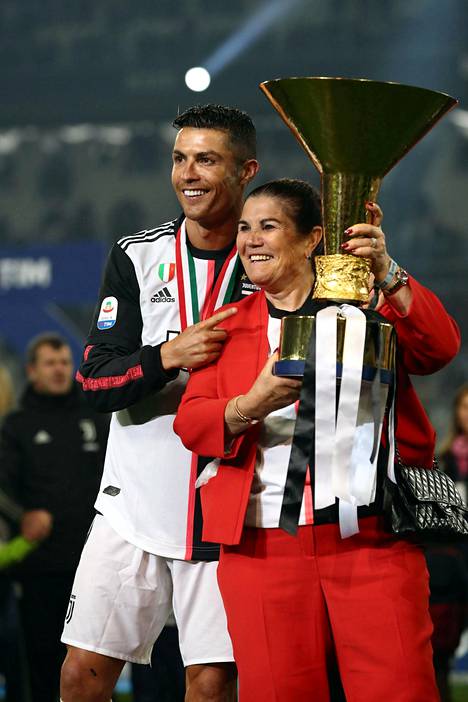 Cristiano Ronaldo poseerasi äitinsä Dolores Aveiron ja Italian mestaruuspokaalin kanssa viime keväänä.