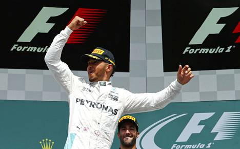 Lewis Hamilton juhli voittoa Saksan gp:ssä.