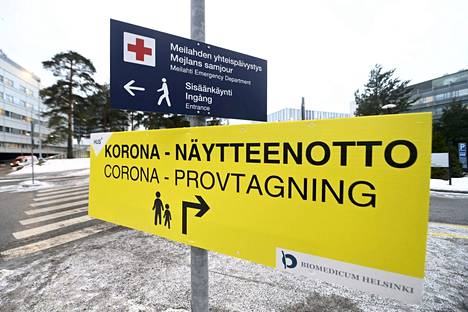 Koronaviruksen näytteenoton kyltti Husin Meilahden sairaala-alueella Helsingissä.