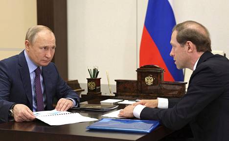 Venäjän presidentti Vladimir Putin (vas.) puhui kauppa- ja teollisuusministeri Denis Manturovin kanssa kesäkuussa 2021 Moskovassa.