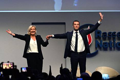 Kansallisen liittouman pitkäaikainen johtaja Marine Le Pen ja uusi puheenjohtaja Jordan Bardella puoluekokouksessa Pariisissa lauantaina.