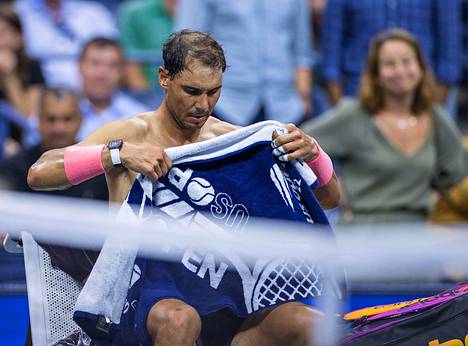 Rafael Nadal vaihtoi paitaa kesken ottelun torstaina.