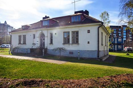Yleisradion vuonna 1929 valmistunut vanha lähetyskeskus sijaitsee puistossa Yle-keskuksen alueella.
