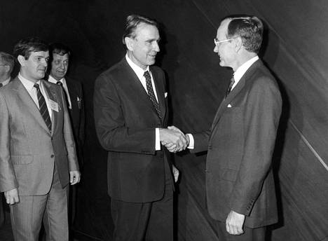 Presidentti Mauno Koivisto tapasi varapresidentti George Bushin (oik.) YK:n 40-vuotisjuhlissa 24. lokakuuta 1985. Taustalla Paavo Väyrynen (vas.) ja Keijo Korhonen, joka toimi tuolloin Suomen YK-suurlähettiläänä.