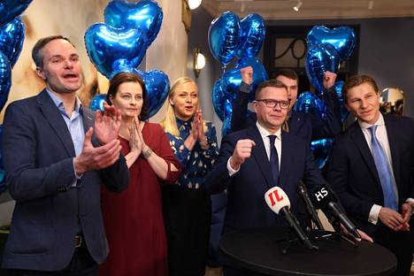 Puheenjohtaja Petteri Orpo ja muut kokoomuksen keulahahmot juhlivat aluevaalivoittoa puoluetoimistolla Helsingin Töölössä.
