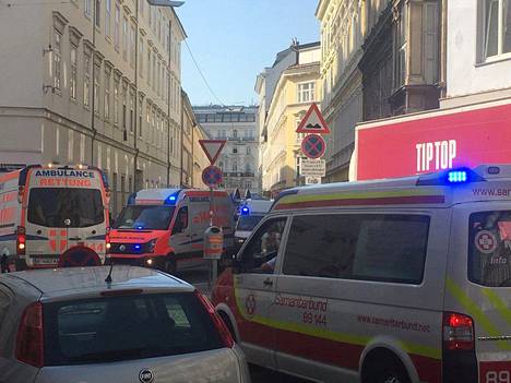 Ambulanssit tukkivat kadun räjähtyspaikan lähellä Wienissä keskiviikkona.