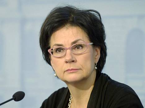 Opetus- ja kulttuuriministeriössä Humak-raportin otti vastaan silloinen korkeakouluyksikön johtaja Anita Lehikoinen.