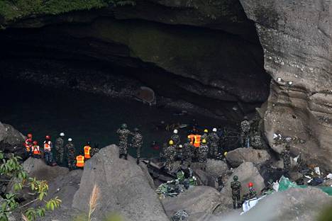 Pelastusryhmä etsi Yeti Airlinesin operoiman turmakoneen uhreja Pokharassa 17. tammikuuta, kaksi päivää onnettomuuden jälkeen.