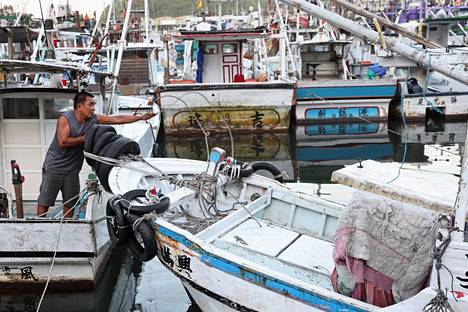 Kalastaja sitoi veneensä satamaan Yilanissa, Taiwanissa 10. syyskuuta 2021. Yilanin ja muun Taiwanin itärannikon kalastajat ovat päässeet sotaharjoituksista vähemmällä kuin länsirannikon kalastajat.