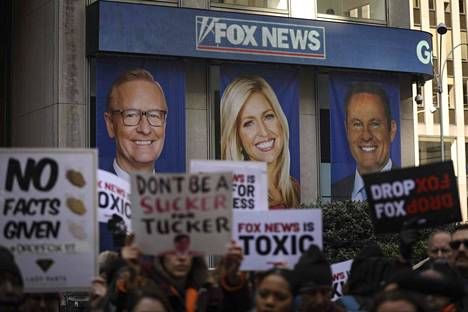 Mielenosoittajia Fox Newsin talon edessä New Yorkissa.