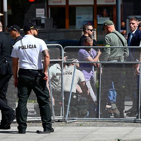Poliisit painoivat epäillyn ampujan maahan Handlovássa keskiviikkona.