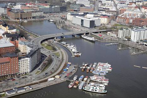 The old Hakaniemi bridge in an aerial view in 2015 before the construction of the new bridge.