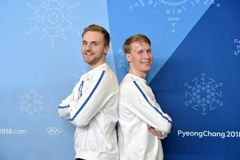 Jussi Penttala (vas.) ja Jimi Salonen ovat valmiina olympialaisten freestylekilpailuun.