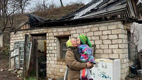 Turussa asuvat Iuliia (vas.) ja Avilina Hannula matkustivat Pohjois-Ukrainaan Harkovaan hiihtolomalle. Venäjän hyökättyä maahan he pakenivat pikkukylään ja jäivät sinne loukkoon.