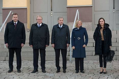 Suomen ja Ruotsin puolustusministerit Antti Kaikkonen ja Peter Hultqvist, presidentti Sauli Niinistö ja Suomen ja Ruotsin pääministerit Magdalena Andersson ja Sanna Marin tapasivat Helsingissä viime lauantaina. 