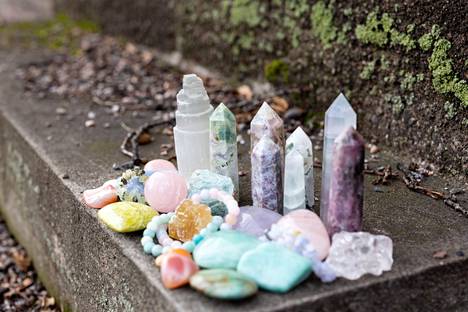 Kiviä löytyy monessa eri värissä ja muodossa, kuten koruina tai obeliskeina.