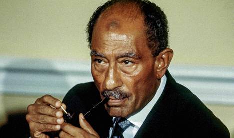 Egyptin presidentti Anwar Sadat sytytti piipun Yhdysvaltain presidentin vierastalossa Washingtonissa elokuussa 1981.