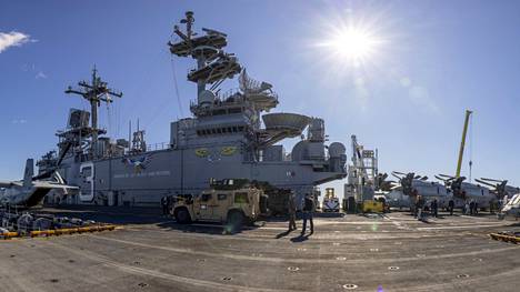 Yhdysvaltain laivaston maihinnousutukialus USS Kearsargea esiteltiin lehdistölle sunnuntaina. Panoraamakuva lentokannelta.