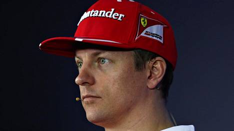 Kimi Räikkönen näyttää, että ruohonleikkurilla ajaminen on kontaktilaji – brittikuskeista ei vastusta hulvattomassa kisassa