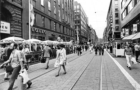 Kävelykadut luovat vapaan markkinatunnelman, jossa on helppo viihtyä ilman kiireen aiheuttamia impulssiostojakin. Kävelykatukokeilua Helsingin vilkkaimmalla kauppakadulla Aleksilla kesällä 1970.