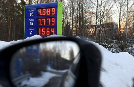 Polttoaineiden hintoja Nesteen huoltoasemalla Espoossa torstaina 18. maaliskuuta 2021.