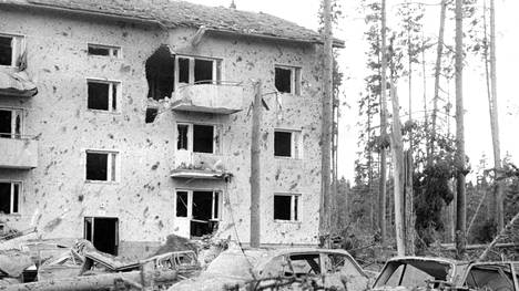 Arkistoista löytynyt ainutlaatuinen kaitafilmi paljastaa unohdetun tuhon: Uudenkylän asevarikon räjähdys sinkosi kivenjärkäleitä kuin pommeja vuonna 1965