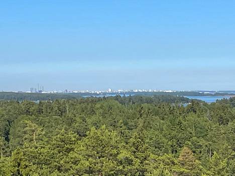 Helsingin keskustan korkeat rakennukset näkyvät Espoon reunamille asti.