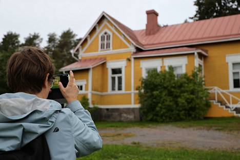 Hyvinkäänkylässa kierrettiin torstaina 9. syyskuuta kuvaamassa uudelleen vanhoissa valokuvissa näkyviä kohteita, kuten Hyvinkäänkylän ensimmäistä kansakoulua.