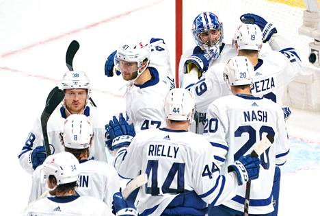 Toronto Maple Leafsin pelaajat kerääntyivät maalivahtinsa Jack Campbellin ympärille juhlimaan voittoaan ottelussa Montreal Canadiensia vastaan.