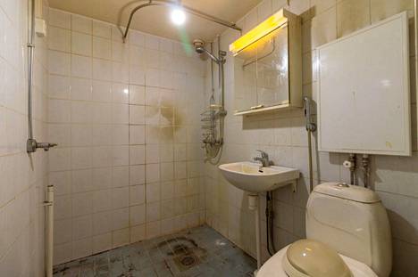 Kylpyhuoneen kaakelit ja vesikalusteet olivat lian ja pinttyneiden tahrojen peitossa, ja vessanpönttö rikottu.