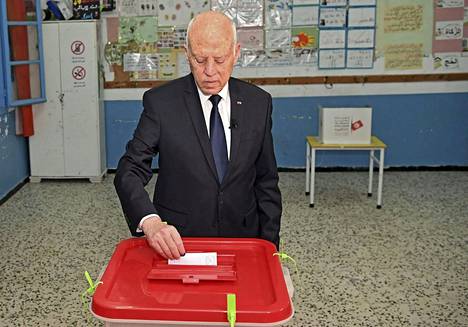 Tunisian presidentti Kais Saied äänestää 25. heinäkuuta järjestämässään kansanäänestyksessä, joka voi laajentaa hänen valtaoikeuksiaan.