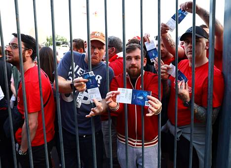 Liverpoolin kannattajat näyttivät pääsylippujaan jonottaessaan sisäänpääsyä Mestarien liigan finaalin stadionille.