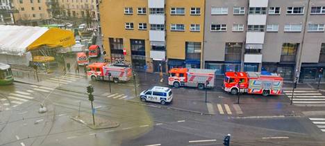 Pelastuslaitoksen yksiköt, ambulanssit ja poliisi selvittivät Sörnäisten metroaseman epäiltyä onnettomuutta torstaina päivällä. 