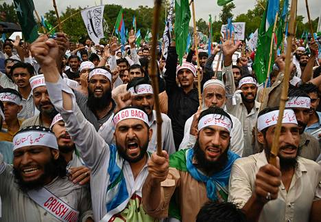 Pakistanilaisaktivistit osoittivat perjantaina Islamabadissa mieltään Intian päätöstä vastaan poistaa muslimienemmistöisen Kashmirin autonominen asema.