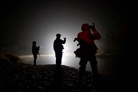 Puolan rajavalvontajoukkoja partioimassa Valko-Venäjän rajalla torstain vastaisena yönä.