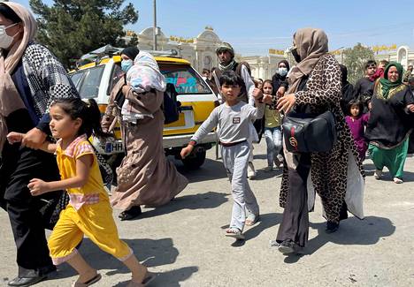 Joukko naisia lapsineen yritti päästä Kabulin lentokentälle maanantaina 16. elokuuta. Lentokenttä on pakotie pois Talebanin valtaamasta Afganistanista, mutta harva onnistui pääsemään koneeseen. 