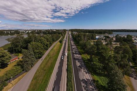 Helsingin kaupungin suunnitelmissa Länsiväylä sukeltaa tunneliin Lauttasaaressa. Kuvassa näkymä Länsiväylältä itään Koivusaaren kohdalla.