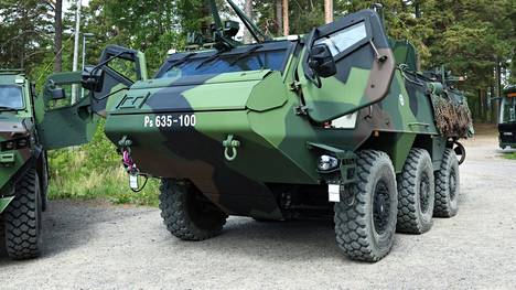 Patrian 6x6-miehistönkuljetusvaunu Santahaminassa viime kesänä. Kuvan yksilö on ensimmäinen Suomen puolustusvoimille ostettu.