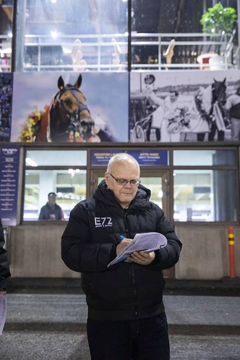 Juhani Piekkala, who grew up in Somero, went to the Turku Metsämäki race track before moving to the Helsinki metropolitan area.  He comes out when a new departure begins and then goes inside again to warm up and tour.