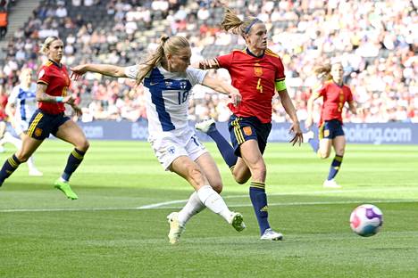 Linda Sällström jätti Espanjan kapteenin Irene Paredesin kakkoseksi juoksukilpailussa ja laukoi Helmarien avausmaalin EM-kisoissa.