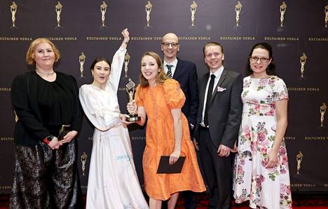 Anni Jerrman (vasemmalla), Kukka Andersson, Fanny Fröman, Panu Jansson, Mikko Peura ja Sanna Kallio ottivat vastaan Televisioakatemian myöntämän palkinnon vuoden parhaasta lasten- ja nuortenohjelmasta.