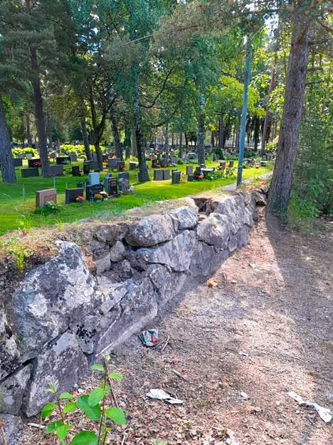 Ruskeasannan hautausmaan vanhasta kiviaidasta on irrotettu kiviä.