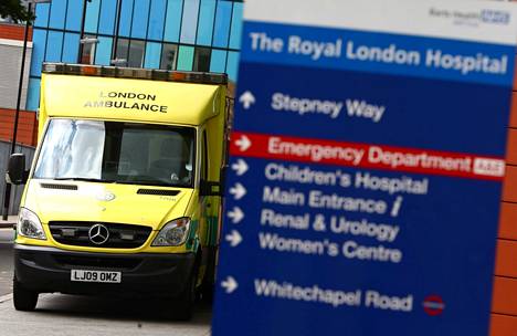 Britannian julkiseen terveydenhuoltojärjestelmään kohdistettiin hyökkäys WannaCry-haittaohjelmistolla vuonna 2017. Kuvassa ambulanssi lontoolaisen sairaalan pihalla.