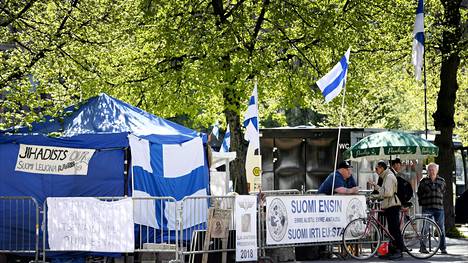 Poliisia syytetään mielenosoittajan uhkailusta Rautatientorin Suomi ensin -leirissä – Syyttäjä: poliisi uhkasi ”vetää turpaan” miestä ja tuhota tämän perheen