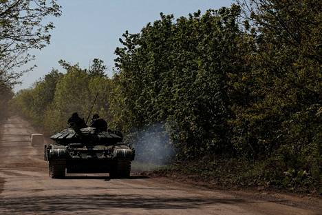 Ukrainalainen panssarivaunu Bahmutin etulinjan lähellä perjantaina.